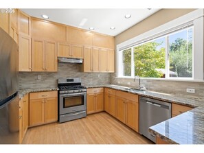 Unclassified image, 4 of 6, button - Charming 3-bedroom house in serene Lake Oswego with AC (Lake Oswego)