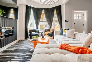 Living area - Founder Row an Urban Oasis near Obama Center & steps to the Univ of Chicago (Chicago)
