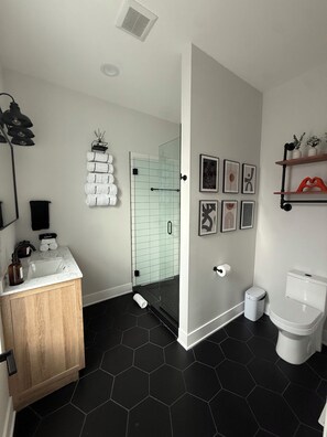 Bathroom - Founder Row an Urban Oasis near Obama Center & steps to the Univ of Chicago (Chicago)