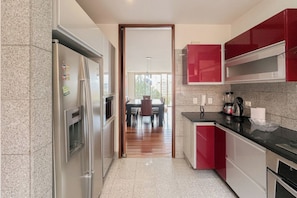 Private kitchen - Bright 2BR Apartment in Virrey with Private Jacuzzi & AC (Bogotá)