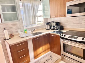 A modern kitchen with a built-in oven, a stovetop, and a microwave. - Villa Dushi 2bedroom King/Pool 3 min to Palm Beach (Noord)