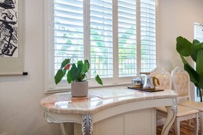 A room with a marble countertop, a potted plant, a kettle, and a chair. - 19ppl 6b4b Perfect for Big Group Garage Parking (Monterey Park)