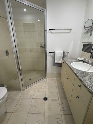 Bathroom - Absolute Beach Front (Cairns City)