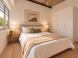 Ein Schlafzimmer mit einem Bett, Nachttischen, einem Kleiderschrank und einem Gemälde an der Wand.