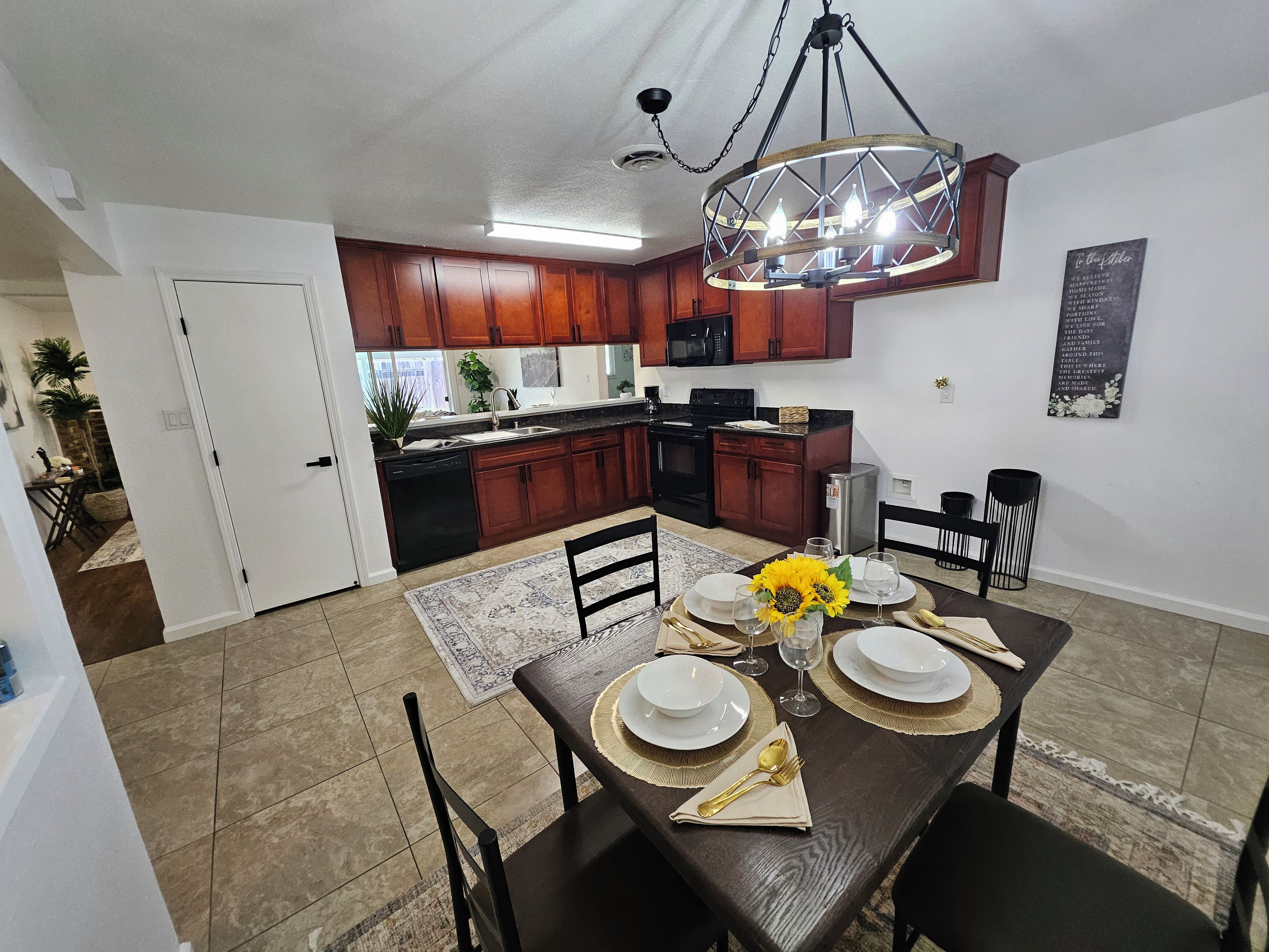 Comedor con mesa de madera dispuesta para seis personas, rodeado de sillas.
