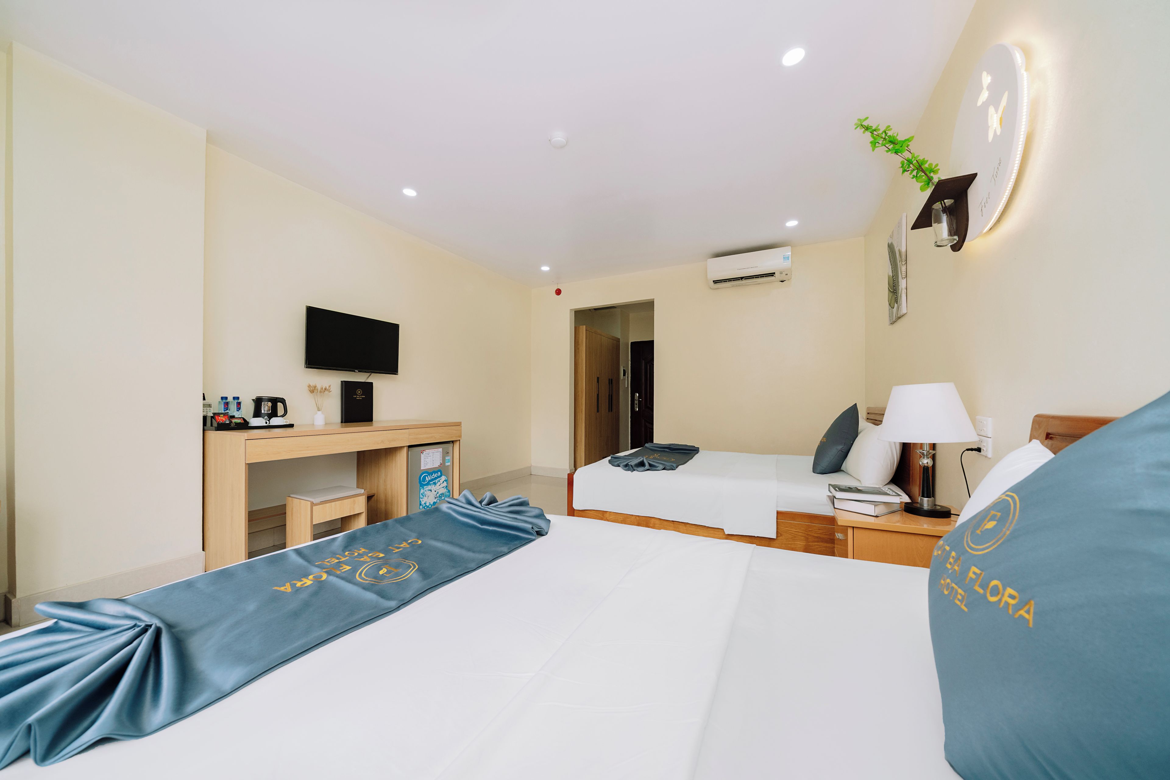 Une chambre d’hôtel équipée d’un lit, d’un bureau, d’une télévision et d’un appareil de climatisation.