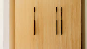 Une grande armoire en bois avec deux tiroirs et deux portes.