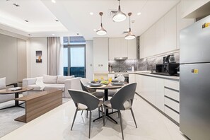 Una cocina moderna con comedor, sofá y vista de la ciudad.