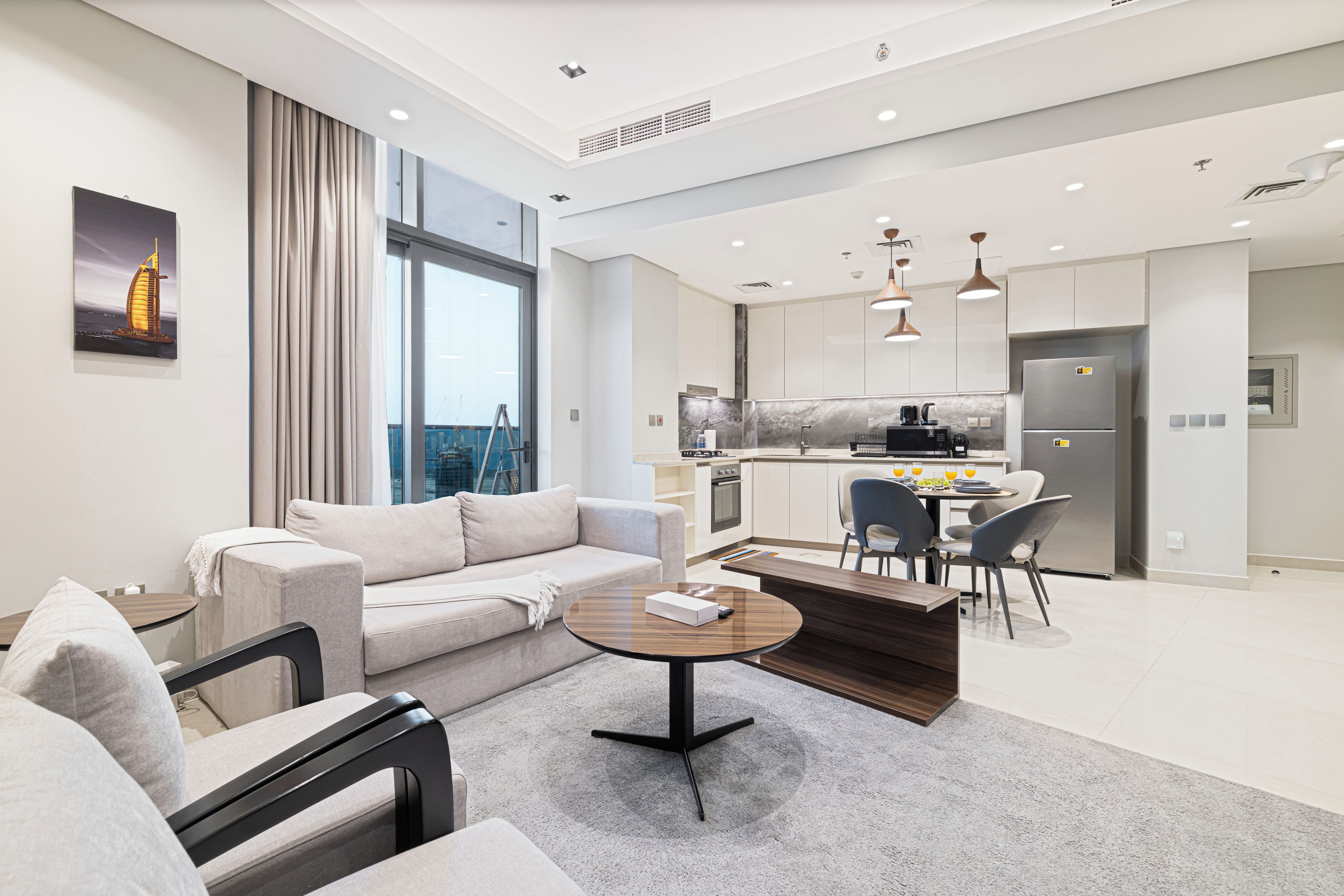 Uma sala de estar moderna com sofá, mesa de centro e cadeiras.
