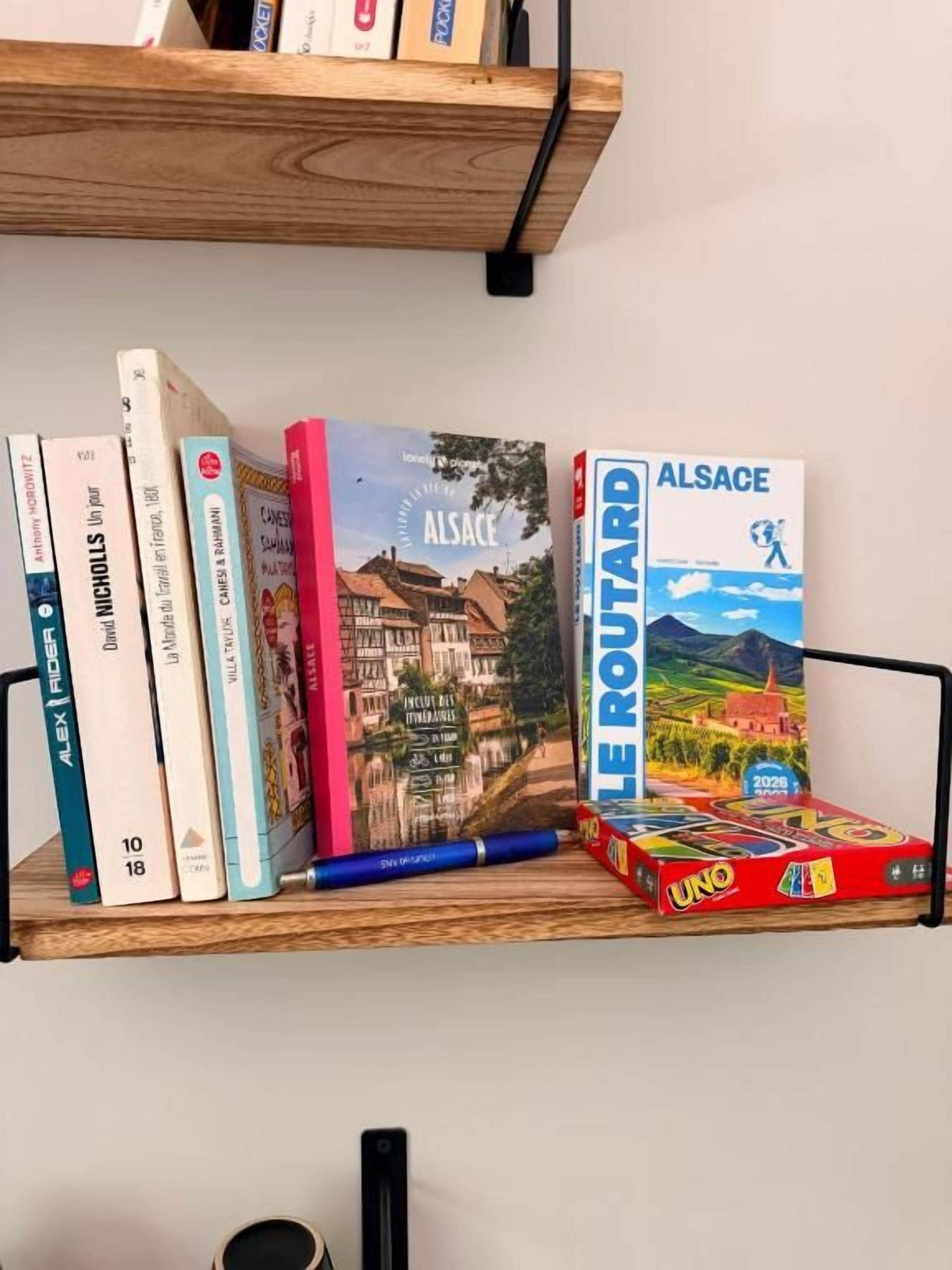 Une bibliothèque remplie de livres et un jeu de société.