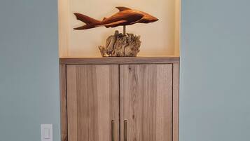 Un meuble en bois doté de deux portes et orné d’un élément décoratif sur le dessus.