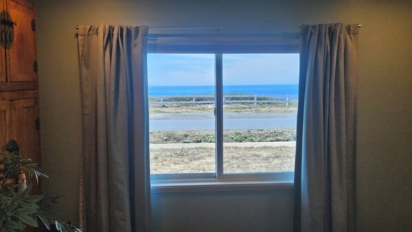 A window with a view of the ocean and a road. - Point Arena Lighthouse - Driftwood Suite (Point Arena)