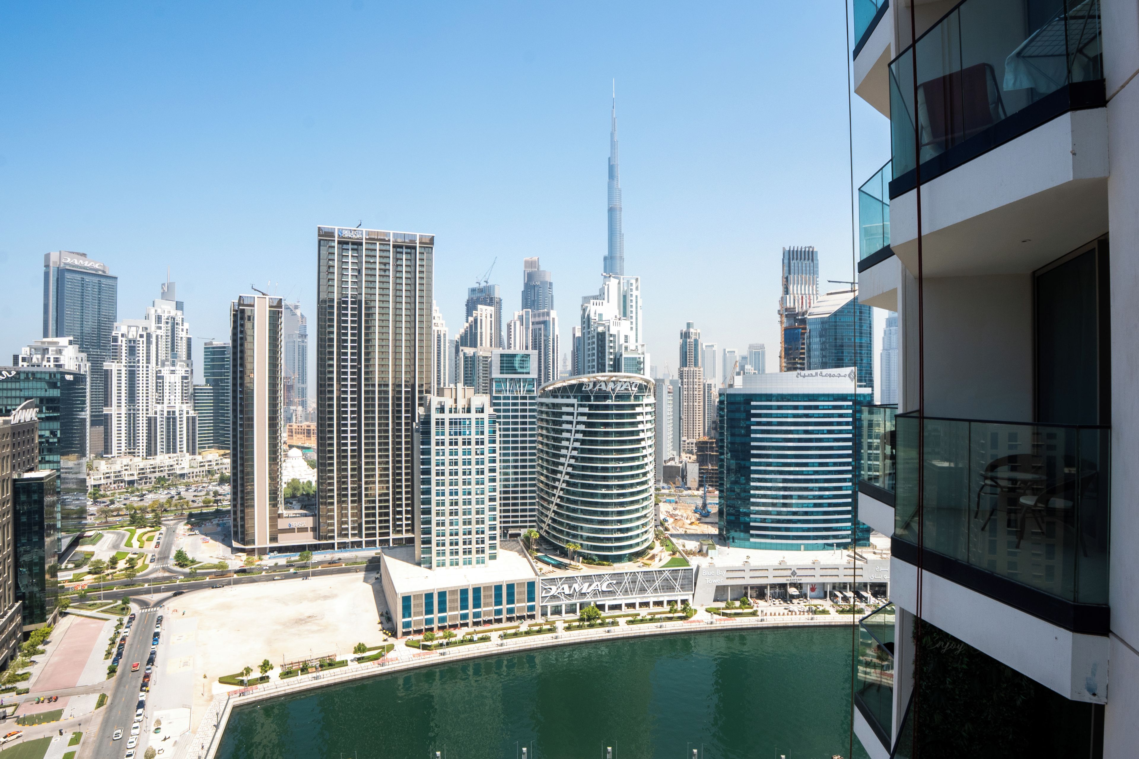 Un grattacielo con vista sullo skyline cittadino, inclusa la Burj Khalifa.