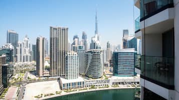 Un grattacielo con vista sullo skyline cittadino, inclusa la Burj Khalifa.