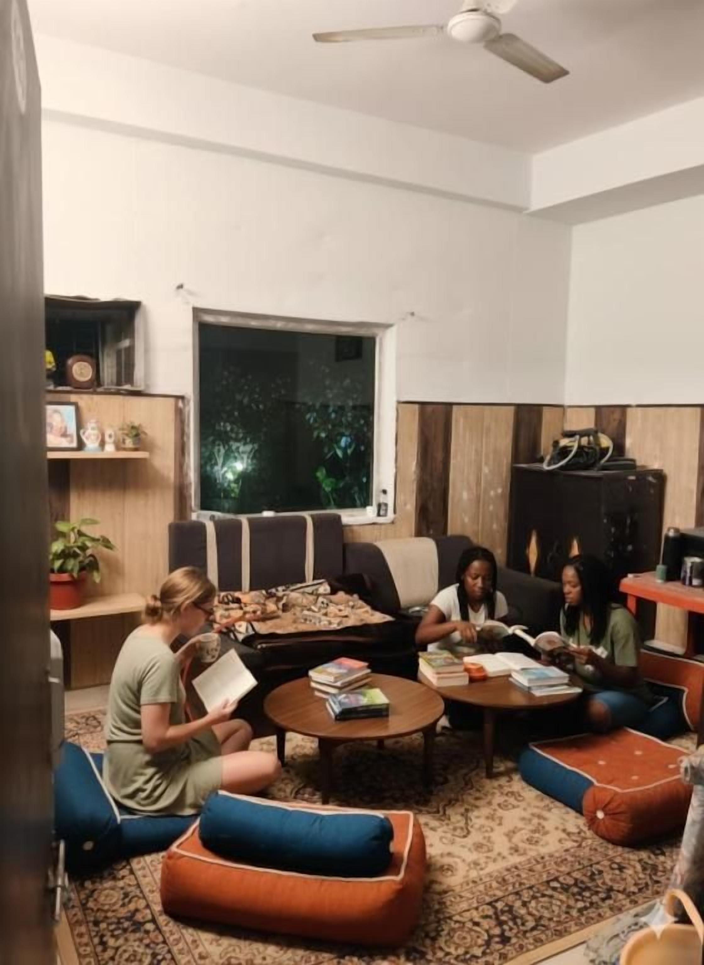 Una sala de estar con sofá, mesa de centro y un ventanal grande.