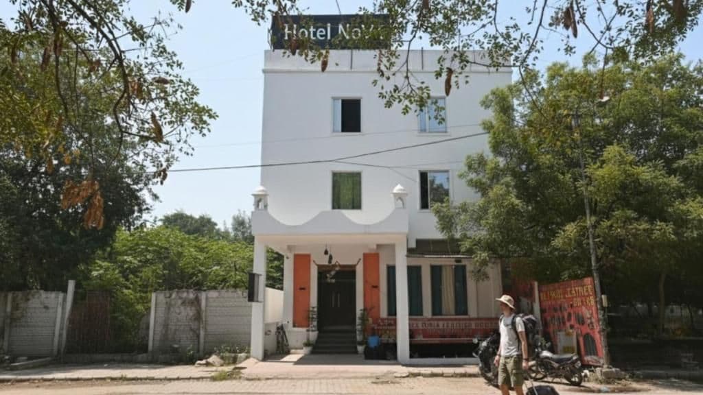 A two-story building with a sign that reads 'Hotel Nav.'