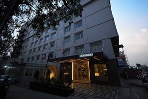 Un hotel con fachada moderna, una entrada destacada y un letrero que dice 'PALETTE'.