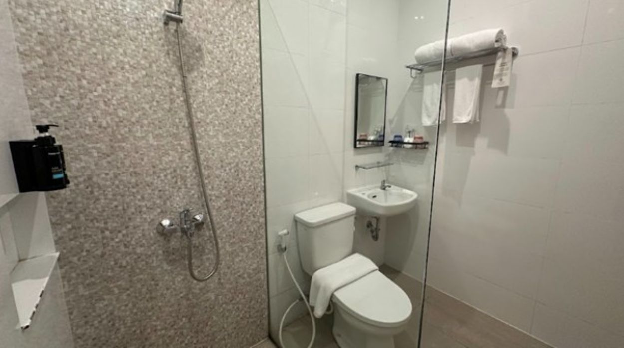 Ein modernes Badezimmer mit einer Duschkabine, einer Toilette und einem Waschbecken.