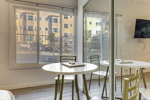 Dining - Extended Beach Escape: Santa Monica Studio! (Santa Monica)