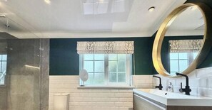 A bathroom with a large mirror, a window with a view, and a white sink. - Near to Centre Parcs ,Rufford Park, Major Oak (Ollerton)
