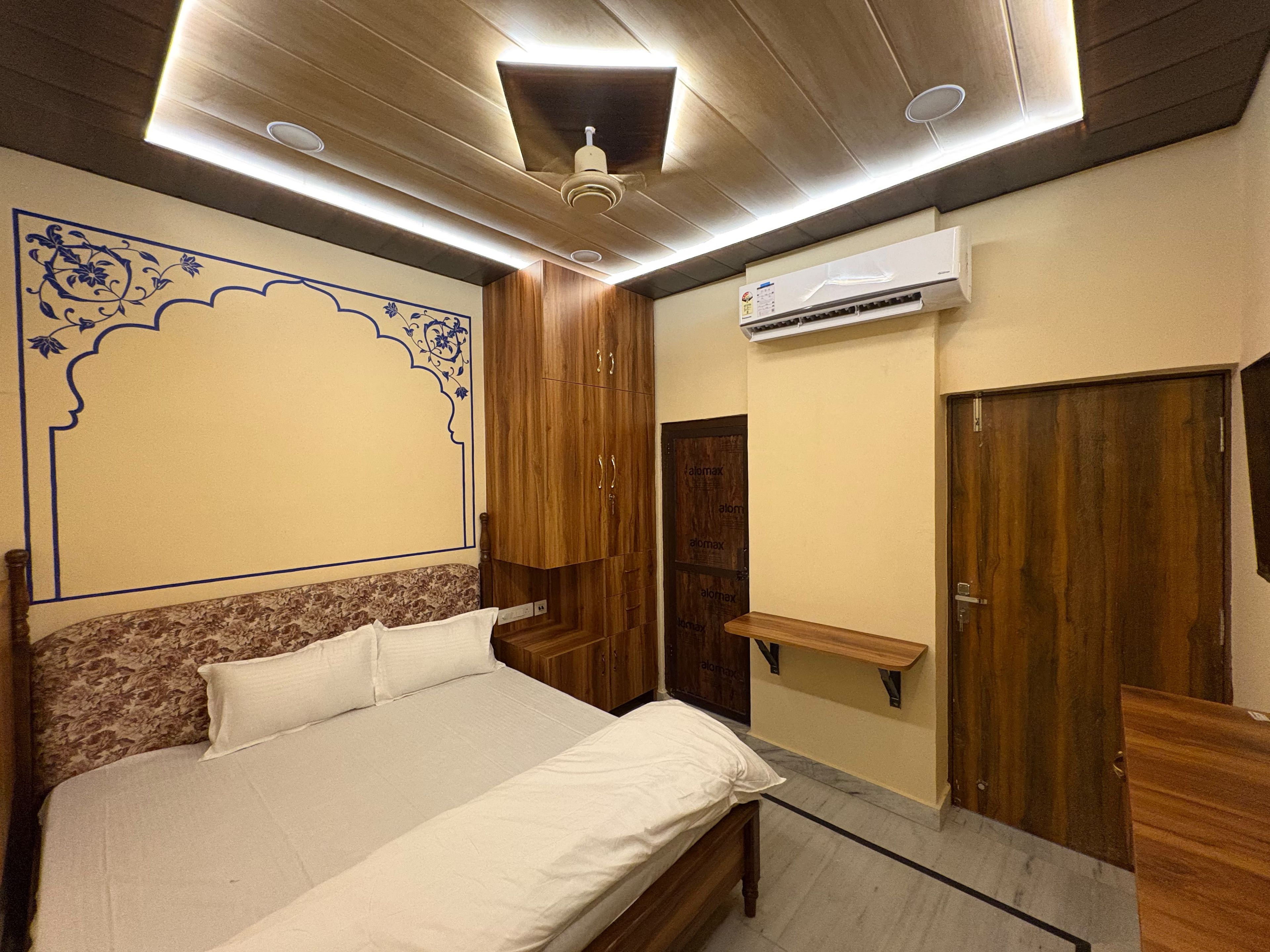Un dormitorio con cama, armario de madera y unidad de aire acondicionado.