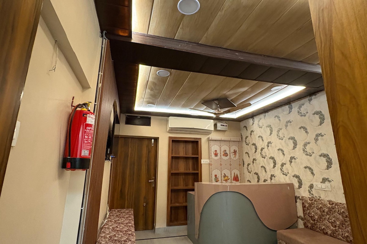 Una habitación con techo de madera, un extintor, una recepción y una pared con diseño.