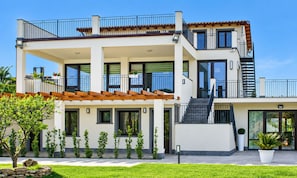 A modern two-story house with a covered patio, a staircase, and a balcony. - Apartment in Mazzarino with 1 bedrooms sleeps 2 (Mazzarino)