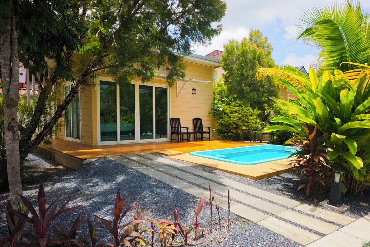 Una propiedad residencial con piscina, mobiliario exterior y un jardín bien cuidado.