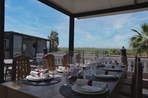 Una mesa de comedor dispuesta para una comida, con vistas al campo.