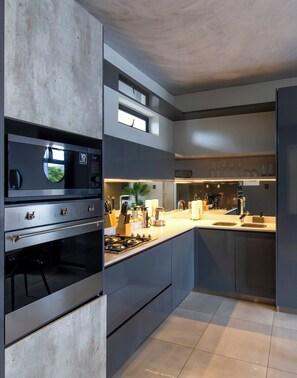 Private kitchen - Amywealth Luxury Apartment (Johannesburg)