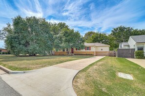 A residential area with a house, a driveway, and a large tree. - Private Workout Studio & Fenced Yard! Tulsa Escape (Tulsa)