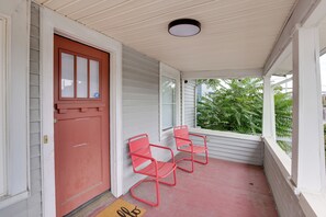 A porch with a red door, two red chairs, and a doormat. - Stroll to Olde Town Arvada! Charming Gem (Arvada)