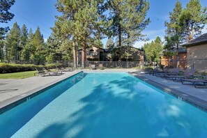 A rectangular swimming pool with clear blue water, surrounded by lounge chairs and a fence. - 1 Mi to Sunriver Resort! Studio w/ Hot Tub Access (Sunriver)