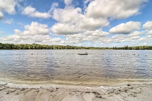 Beach - Screened Porch & Steps to Lake! Pocono Summit Home (Pocono Summit)