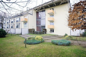 A multi-story residential building with a central staircase, balconies, and a well-maintained lawn. - 12 in the Marinar forum (Seebad Heringsdorf)