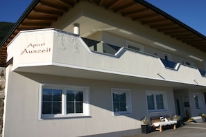 A multi-story building with a balcony and a sign that reads 'Apart Auszeit.' - Holiday apartment with 2 bedrooms (Hippach)