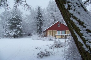 A snow-covered landscape with a red building, surrounded by trees and bushes. - ||--------------under the linden tree----------------|| (Quitzdorf\/ OT Steinölsa)