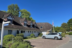Un immeuble d’habitation portant une enseigne indiquant qu’il s’agit d’une maison de retraite.
