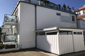 A modern building with a sign reading 'Villa Patricia Appartementhaus.' - Holiday apartment with 1 bedroom (Kühlungsborn)