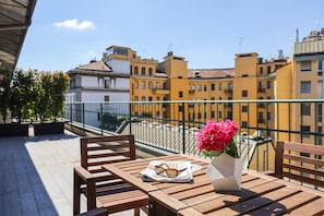 Outdoor dining - Vrbo Property (Milano)