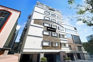 Een meerhoog gebouw met een bord waarop 'OYO TOWNHOUSE' staat.