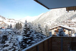 A snow-covered mountain village with wooden buildings and a clear sky. - Apartment Laijola II (Gaschurn)