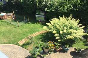 A garden with a piano, a playhouse, and various potted plants. - Holiday apartment with 1 bedroom (Fehmarn)