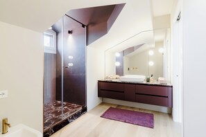 Bathroom - Elegant penthouse in the historic center of Treviso—2 bedrooms, 2 bathrooms, and a terrace (Treviso)