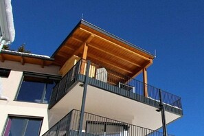 A multi-story building with balconies and a wooden overhang. - ||---------------------Penthouse SkyView-----------------|| (Patergassen - Bad Kleinkirchheim (Österreich))