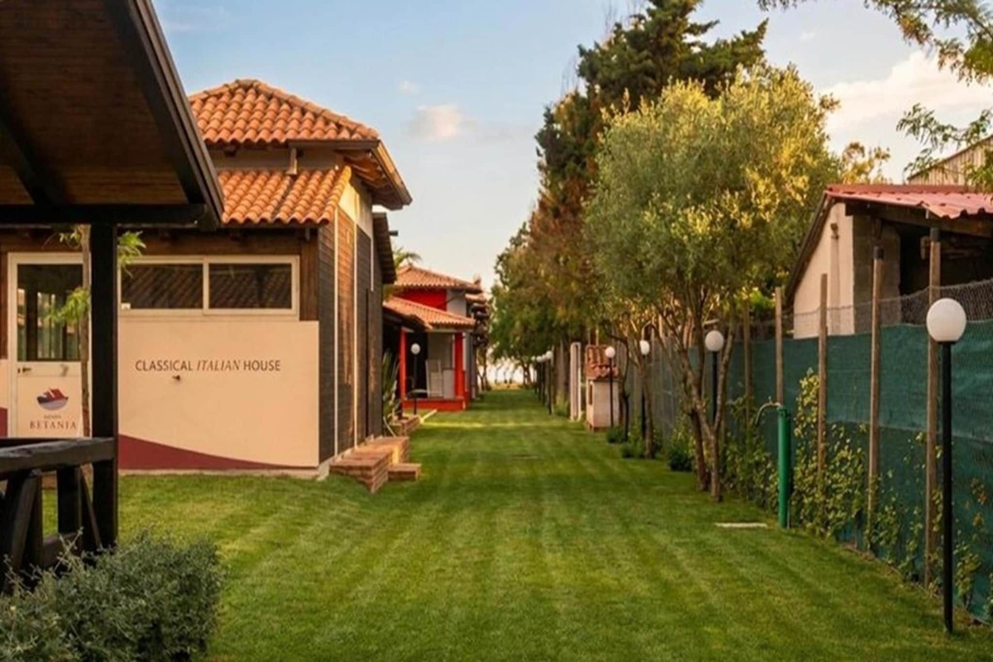 Une rangée de villas dotées d’une pelouse bien entretenue et présentant un style architectural italien classique.