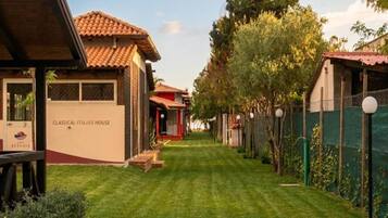 Une rangée de villas dotées d’une pelouse bien entretenue et présentant un style architectural italien classique.