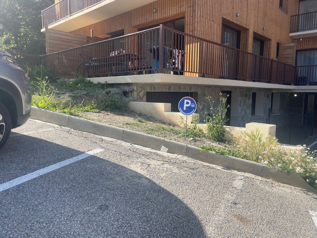 A parking sign with a blue circle and white 'P' indicating a parking area.