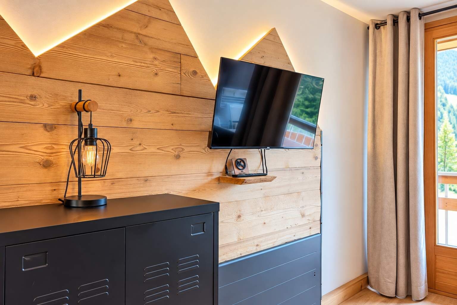 Ein modernes Zimmer mit einer Holzvertäfelung, einem Wandfernseher, einem Schrank und einer Lampe.