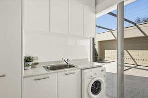 Exterior - Ocean 100 ~ Aldinga Beach - Ultimate Beachfront Family Escape (Aldinga Beach)